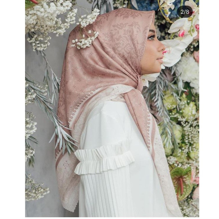 Anggrek scarf wearing klamby