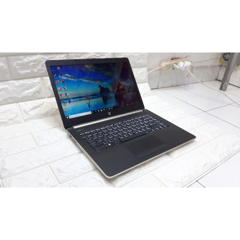 Laptop HP 14-cm0094AU Amd E2-9000e 4gb 256gb SSD keyboard backlite gold