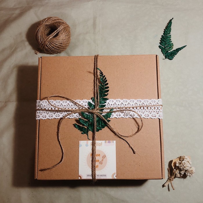 

Ginger- Gift Box Set Only (Box + Hiasan + Shredded Paper) - 22 x 22 x 7