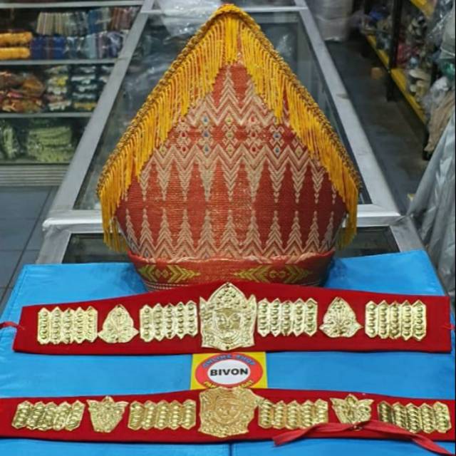Sepasang Sortali Pengantin Adat Batak