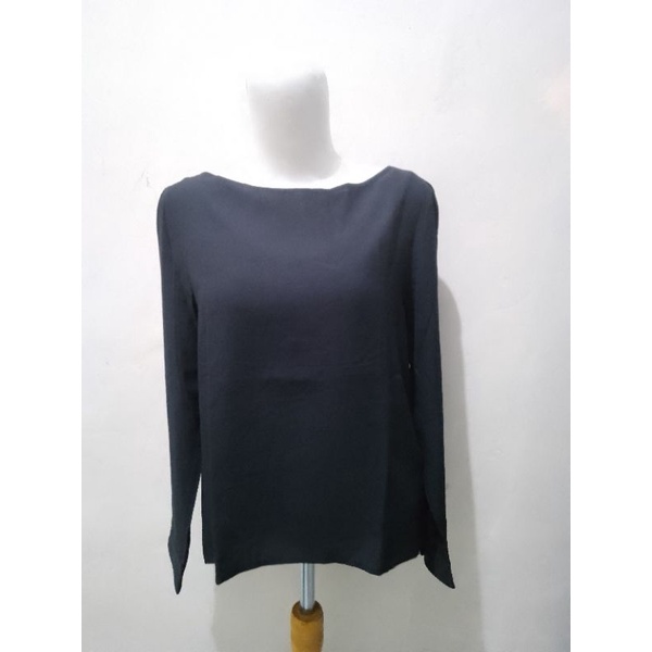 Blouse hitam uniqlo size m