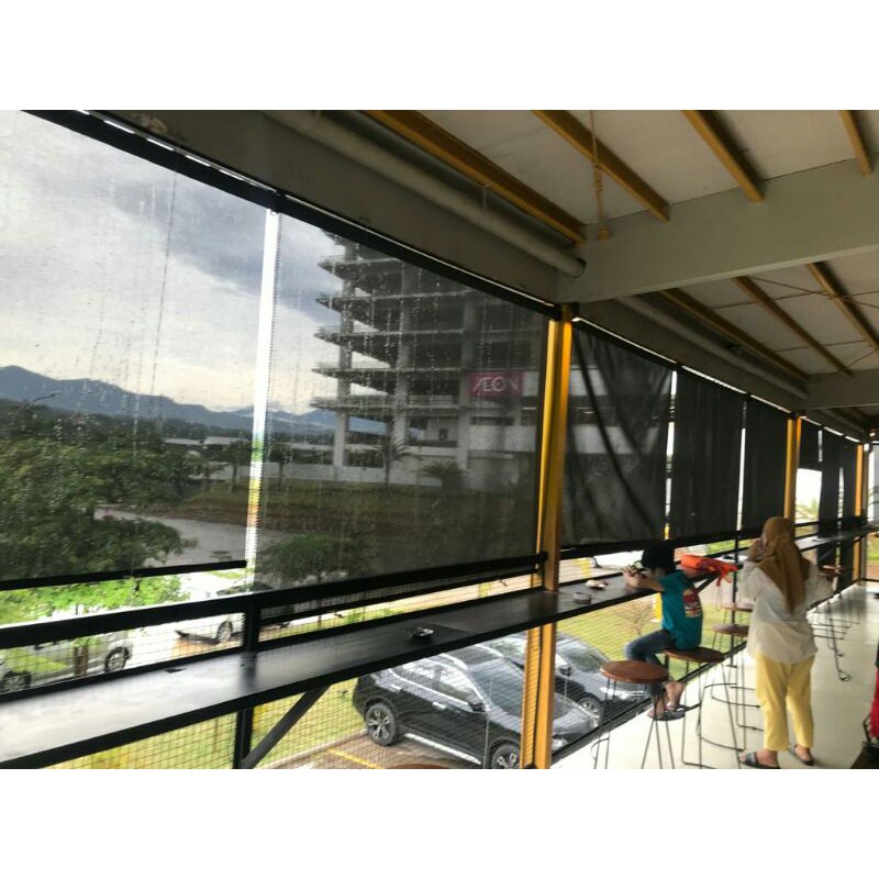 tirai outdoor tampias hujan dan sinar matahari