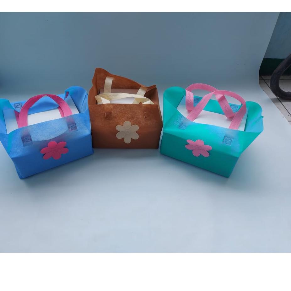 

New! 1lusin 12 pcs Tas box 22x22 kotak nasi kantong souvenir spunbond press hajat pengajian murah