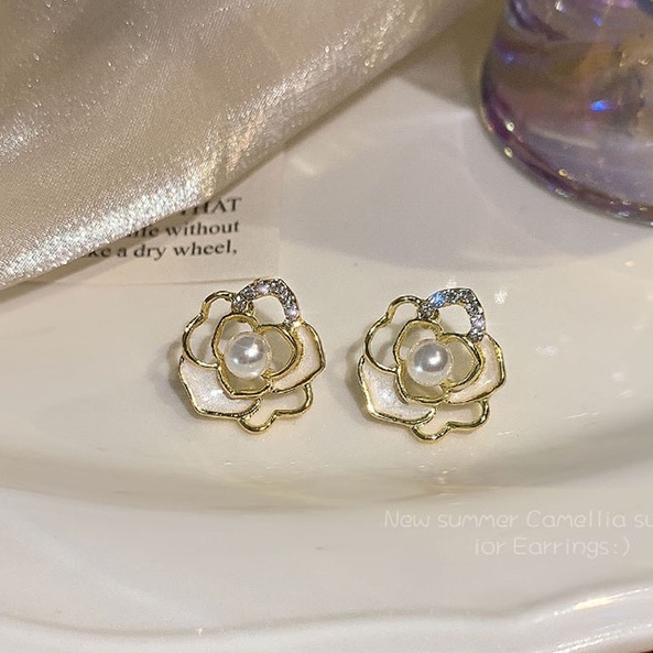 Anting Tusuk Bentuk Bunga Hollow Aksen Mutiara Bahan Metal Gaya Vintage Korea Untuk Wanita