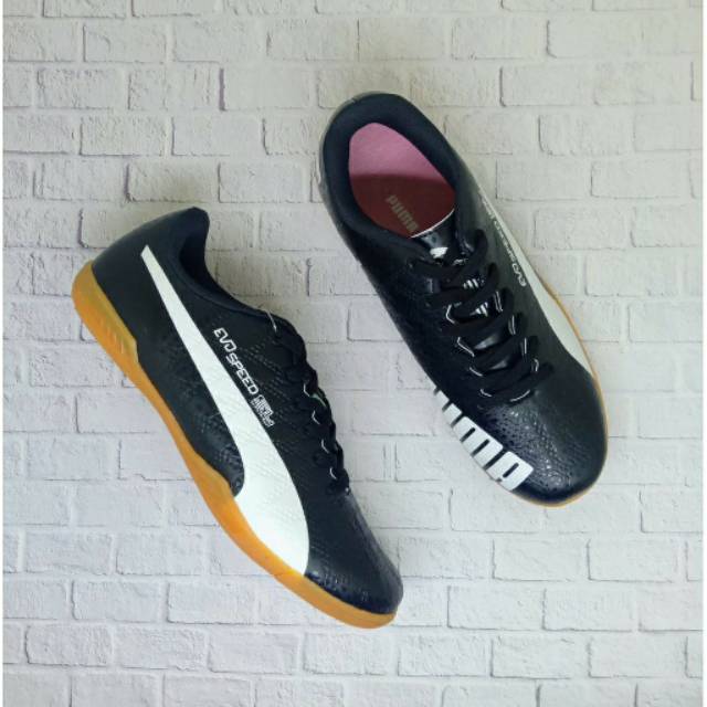 Sepatu futsal puma soll karet asli