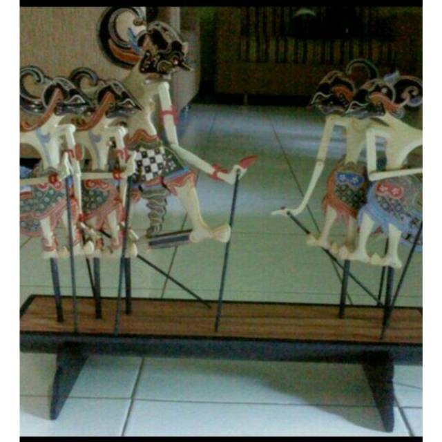 SATU SET SOUVENIR WAYANG KLITIK MODEL SOLO PANDAWA LIMA DENGAN DUDUKAN BAHAN KAYU