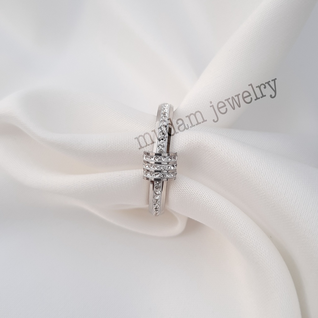 Cincin Titanium Model Ring Putar Bertaburakan Kristal Artifisial