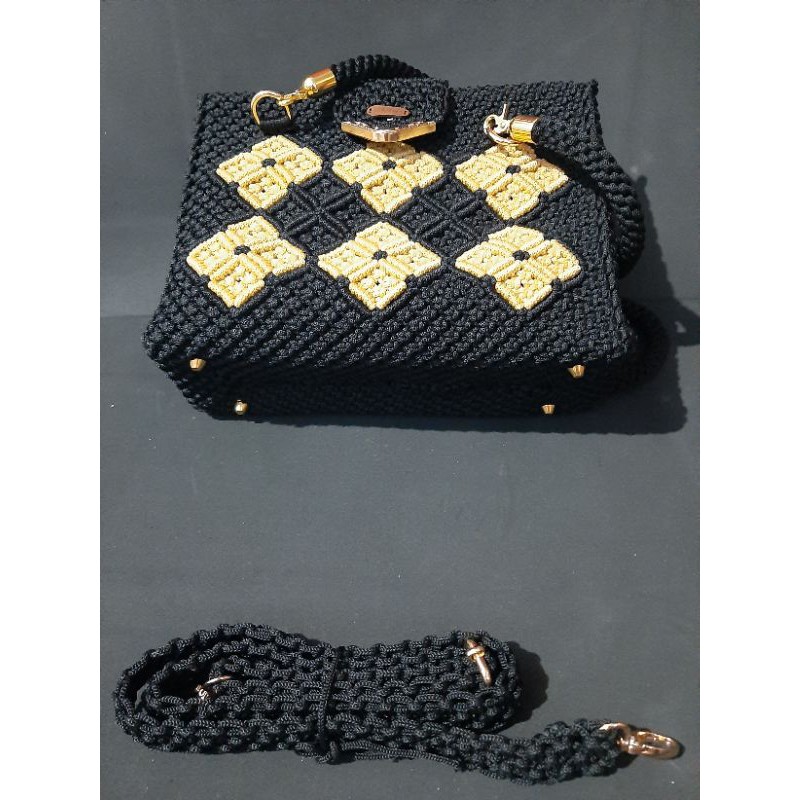 

Tas rajut tali kur model kotak motif daun semanggi hitam