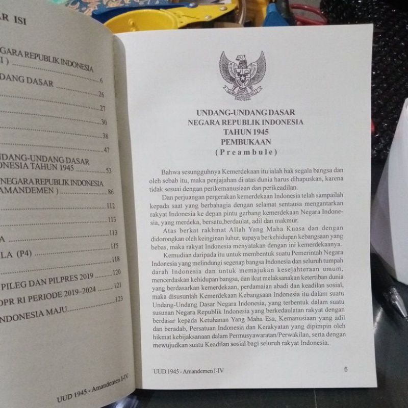 Buku UUD 1945 Dan Amandemen