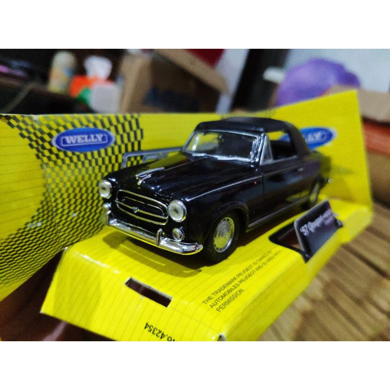 Welly Classic Peugeot 403 Cabriolet soft top
