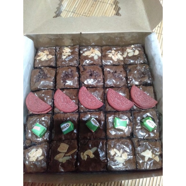 

Ririn Brownies Happy - Brownies Coklat Topping Spesial