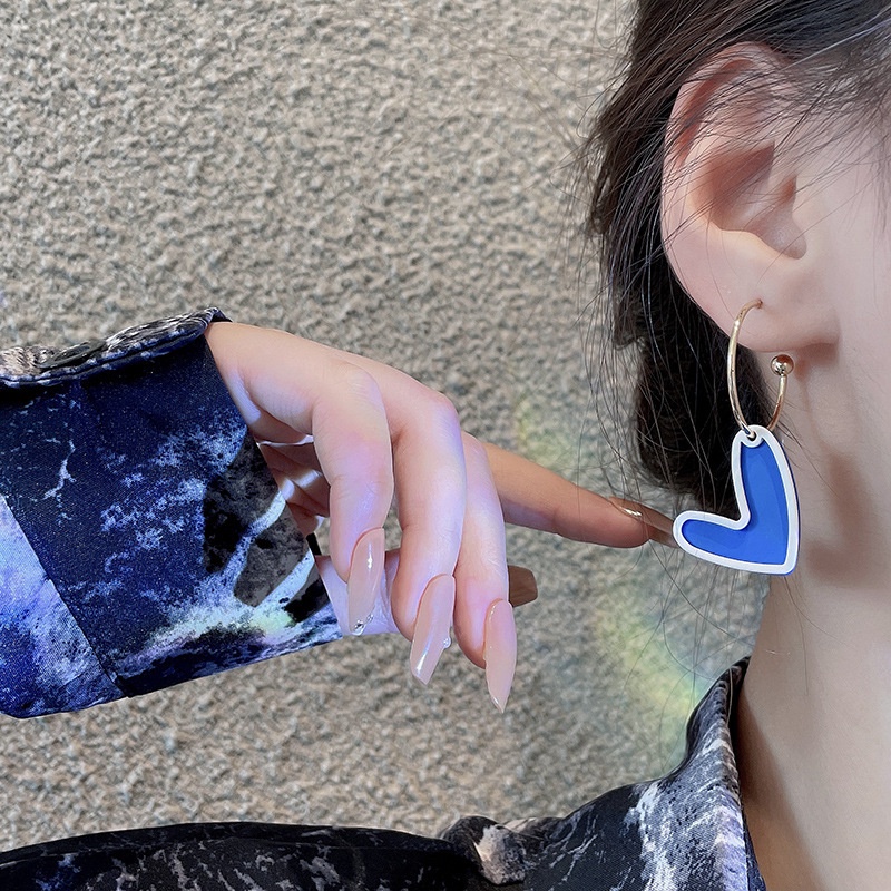 Anting Tusuk Motif Hati Warna Biru Kontras Untuk Wanita