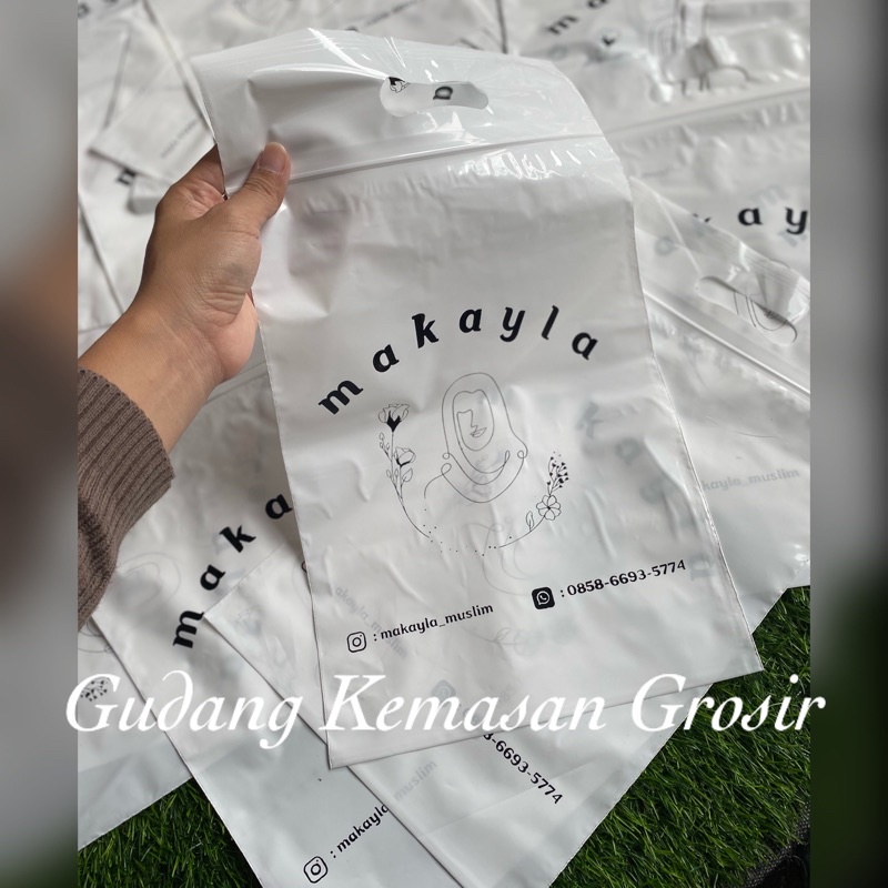

PLASTIK KLIP PLONG ZIPLOCK FREE SABLON UKURAN 25x35+7 PUTIH SUSU