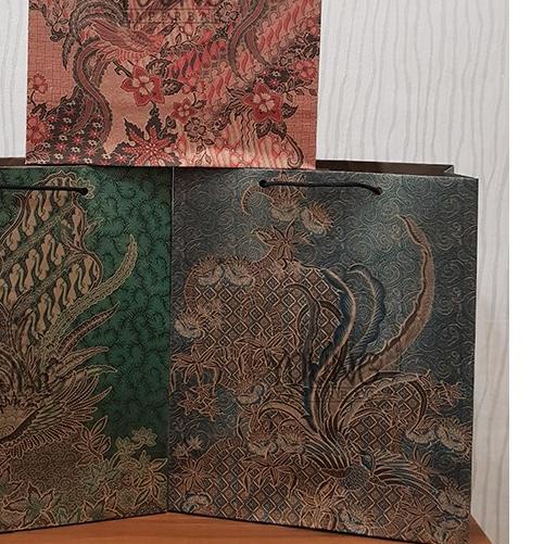 

Paper Bag / Tas Kertas Batik Buku Motif Burung Uk.21x9x25,5 (1 lusin (12pcs))