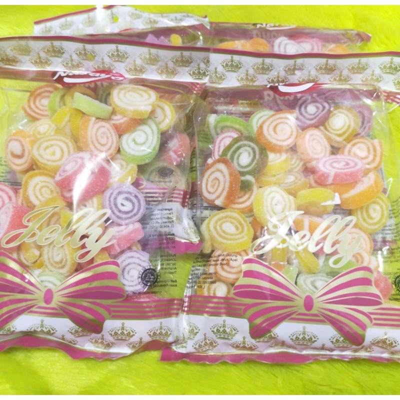

Naraya Jelly Roll dan rainbow yupi aneka rasa buah kenyal permen