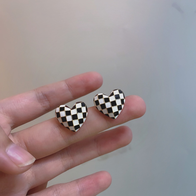 Anting Tusuk Desain Hati Motif Kotak-Kotak Untuk Wanita