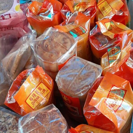 

Kue bulan asli medan/moon cake REZEKI BARU kemasan Plastik HALAL