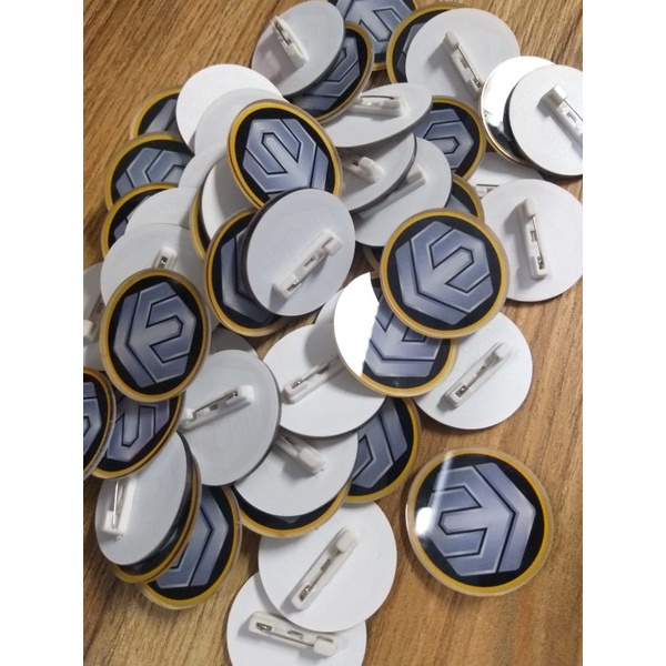 Custom pin akrilik satuan