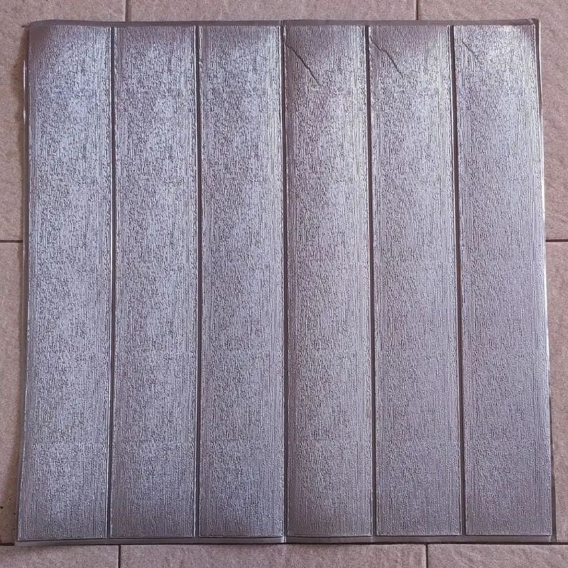 wallpaper sticker foam premium permukaan timbul motif kayu papan abu silver