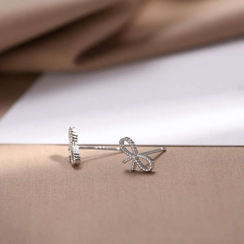 Anting Giwang Model Pita Simpul Warna Silver untuk Wanita