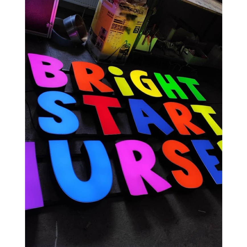 Huruf Timbul Warna Warni Nyala Lampu LED Bahan crylic Untuk Branding