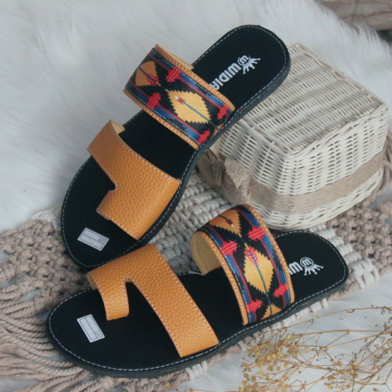 Sandal Papirut Wanita Motip Capit