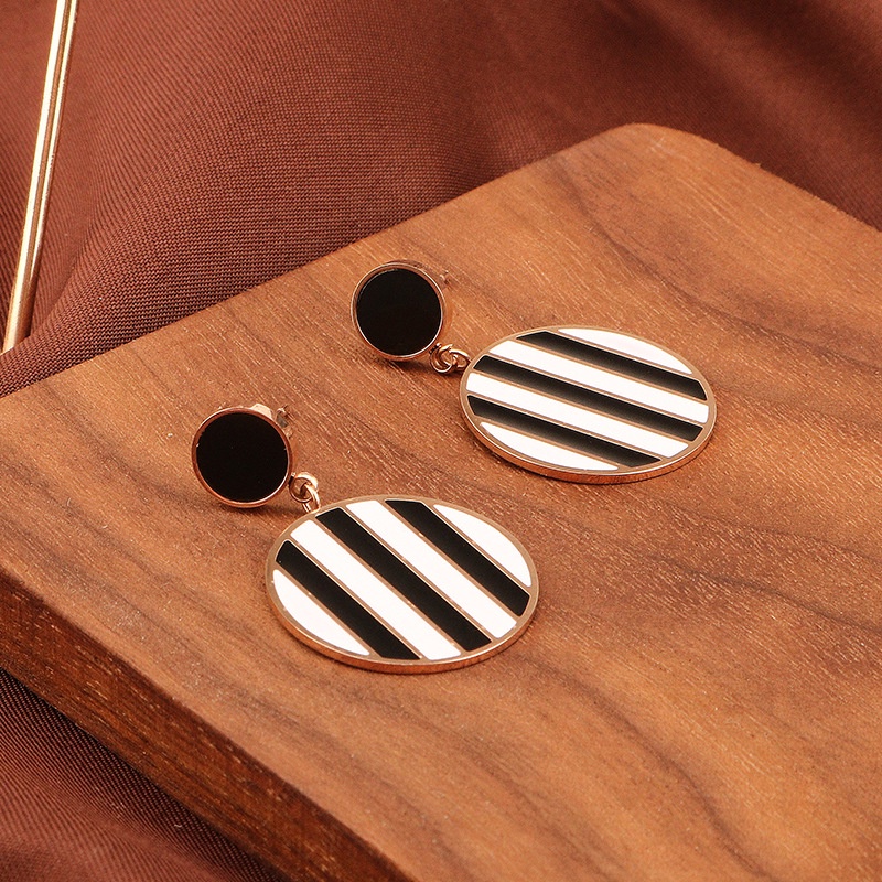 Anting juntai bulat zebra titanium anti karat korea fashion