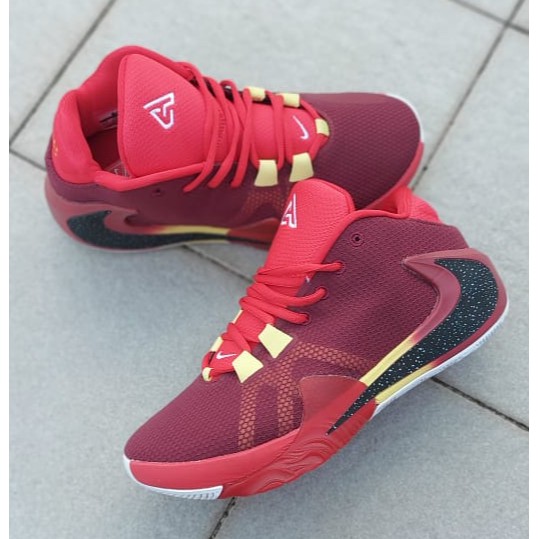 SEPATU BASKET NIKE ZOOM FREAK 1 LOW THANASIS
