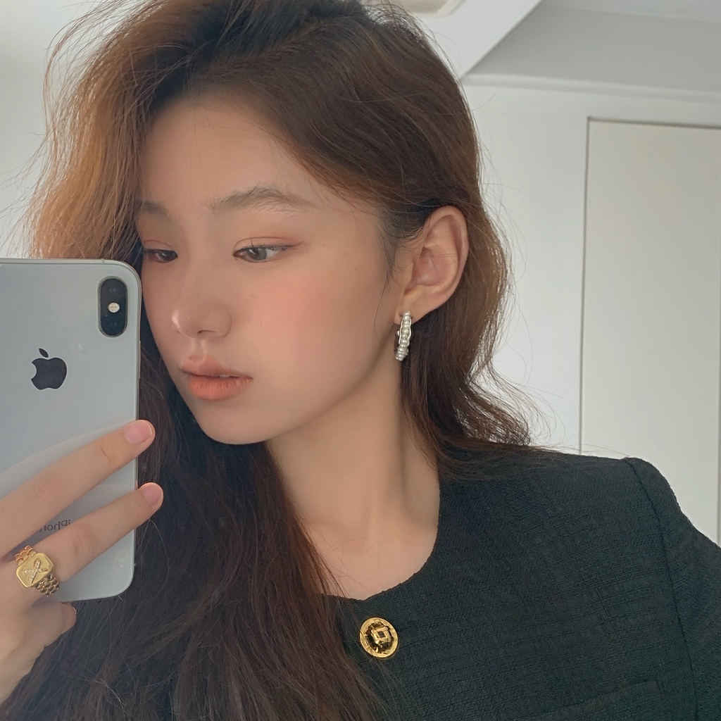 Anting Tusuk Asimetris Aksen Mutiara Imitasi Ala Korea / Retro Untuk Wanita