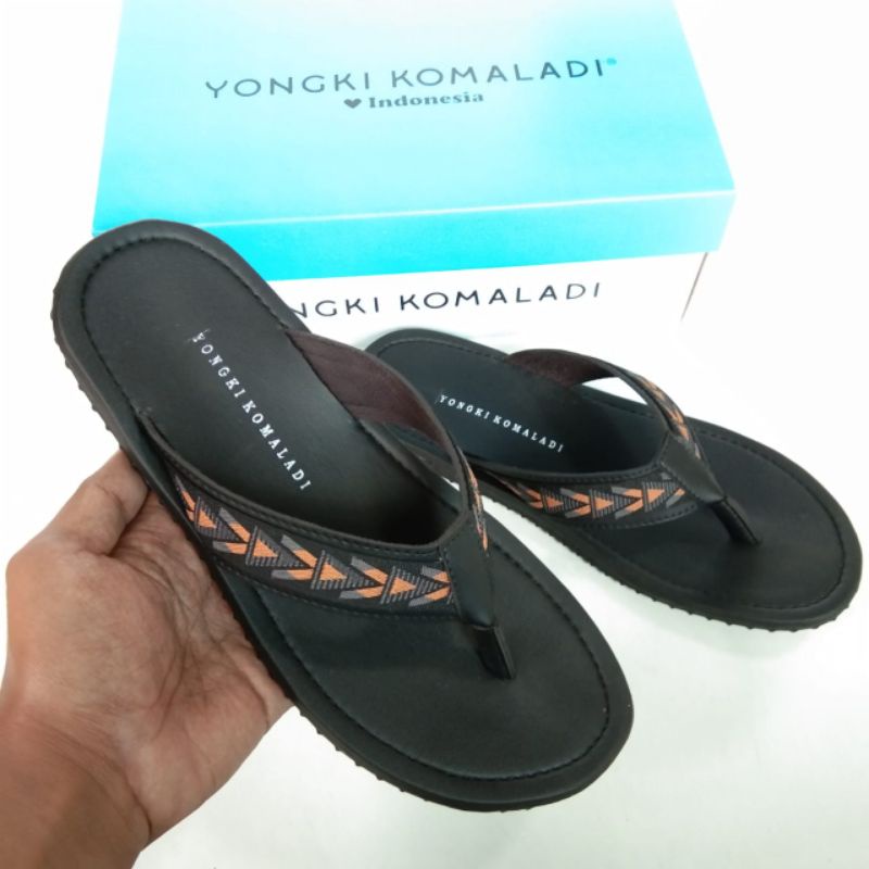 Sandal Pria Yongki Komaladi Casual Terbaru