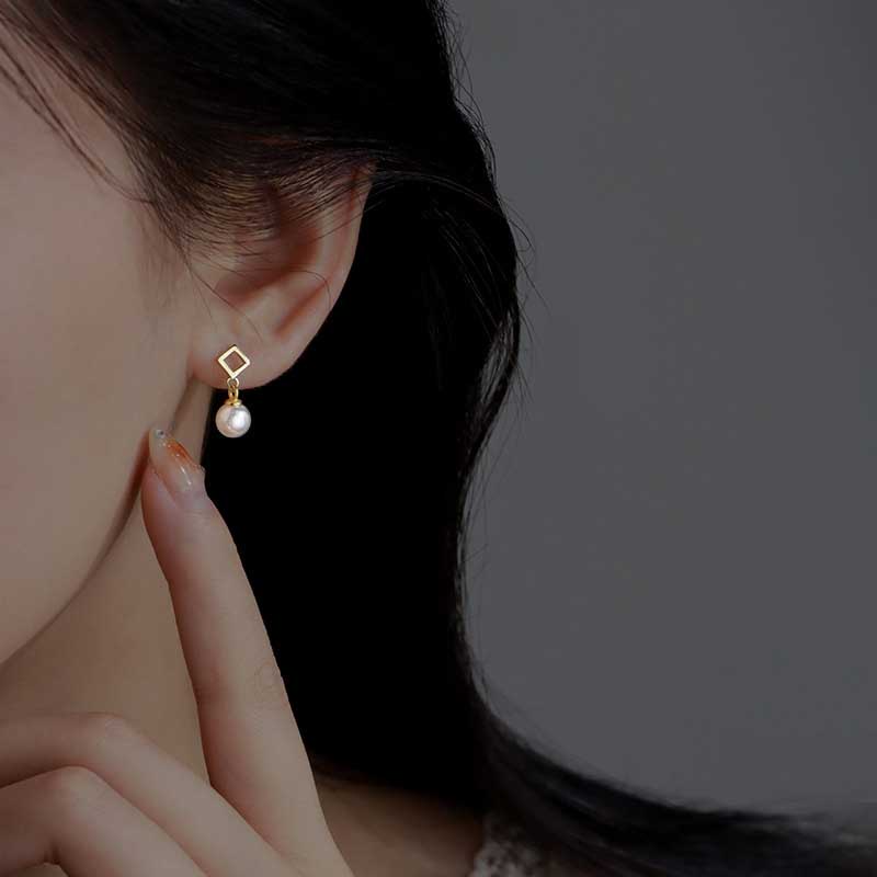 Anting Stud Bahan Baja Titanium S925 Warna Emas Aksen Mutiara Gaya Korea Untuk Wanita