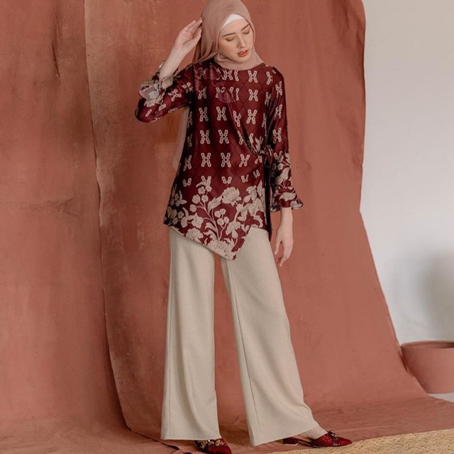Sumbawa Blouse Maroon Wearing Klamby