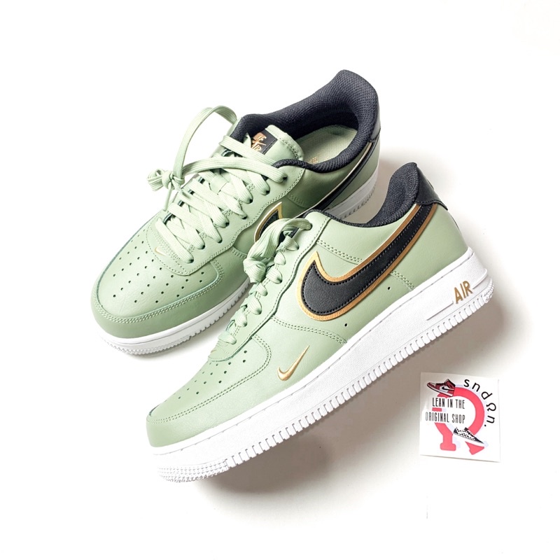SEPATU PRIA NIKE Air Force 1 ‘07 Lv8 Double Swoosh Gold Oil Green ORIGINAL BNIB RESMI