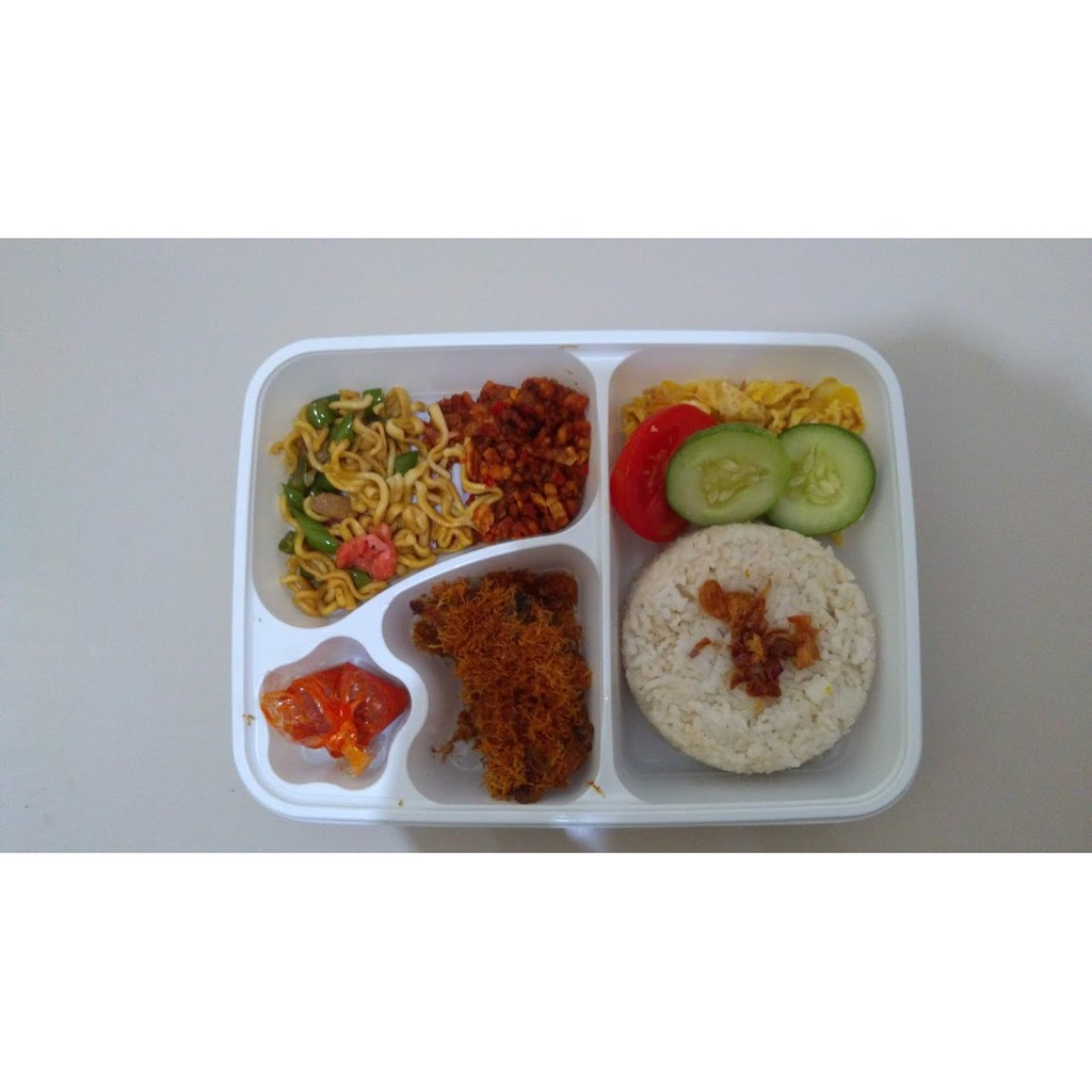 

Nasi uduk bento box spesial ayam serundeng AYRASA