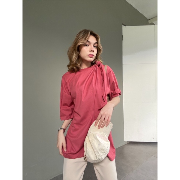 Basic Shirt Himtana  Oversize Design Unik untuk Wanita Millenial yang Anti Mainstream