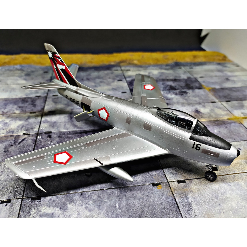 Model Miniatur Pesawat Jet Tempur F-86 F Avon Sabre TNI AU Skala 72 Indonesia