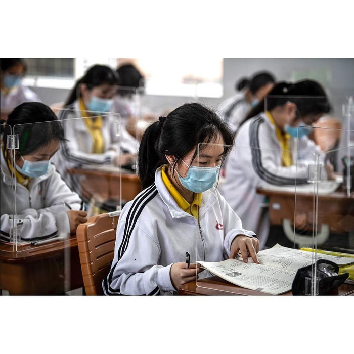 

Akrilik Sekat Pembatas Meja social distancing sekolah kantor kasir