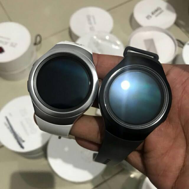 Samsung Gear S2
Second warna Black/White