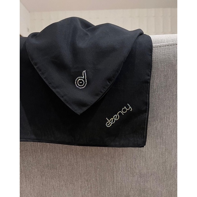 Deenay liza hitam dan putih