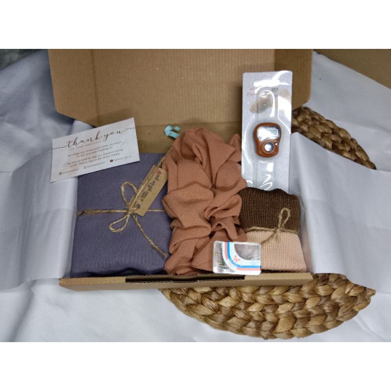 

HAMPERS SEGIEMPAT BELLA SQUARE || KADO UNIK ULANGTAHUN WISUDA PERNIKAHAN