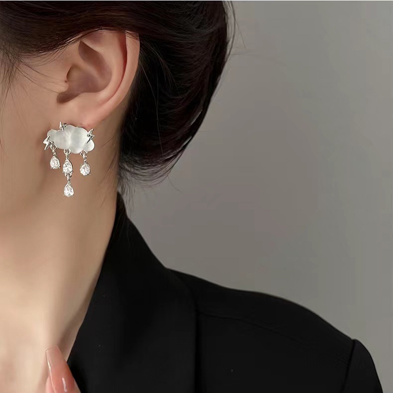 Anting Tusuk Motif Awan / Petir Simple Mewah Ringan Untuk Wanita