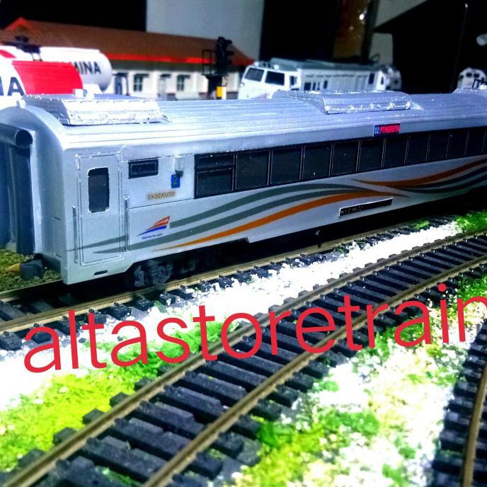 MINIATUR KERETA API GERBONG PENUMPANG LIVERY K1
