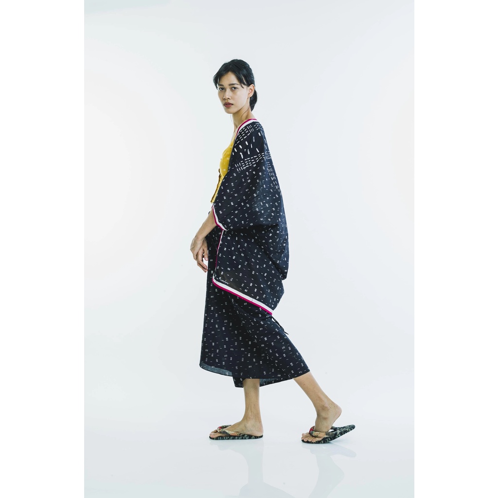 Scarf Outer Bambu Hitam Batik Cap Sejauh Mata Memandang Hand Stamped Batik