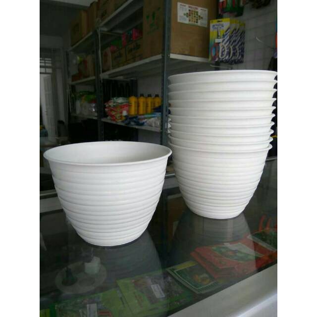 Pot tanaman model tawon putih 21 cm warna putih