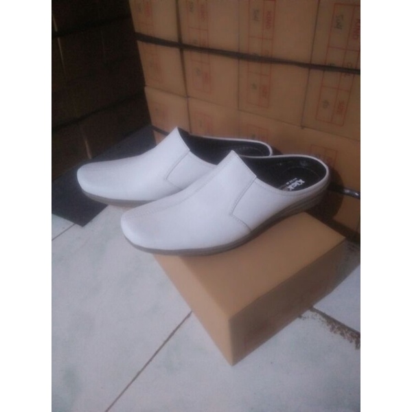 sepatu slop putih bustong pria putih/sepatu pria putih terbaru