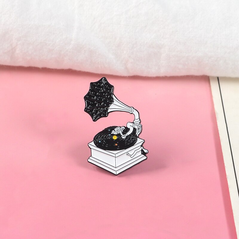 Bros Pin Enamel Desain Gramophone Luar Angkasa Warna Hitam Untuk Kerah Kemeja