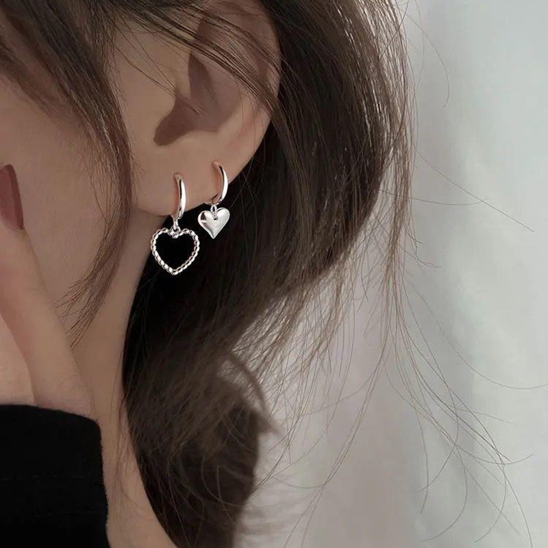 Anting Hoop Bentuk Hati Model Hollow Warna Silver Untuk Wanita