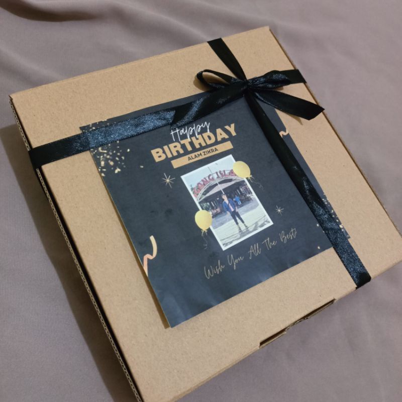 Hampers Cowok Kado Gift Box Ulang Tahun Wisuda Birthday Anniversary Free Kartu Ucapan Dan Kardus anti penyok Bisa Pakai Foto Isi Baju Kaos Dompet Parfum Serba Hitam