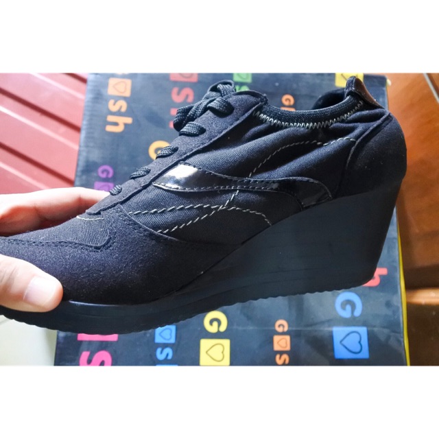 [PRELOVED] SEPATU HITAM MEREK GOSH