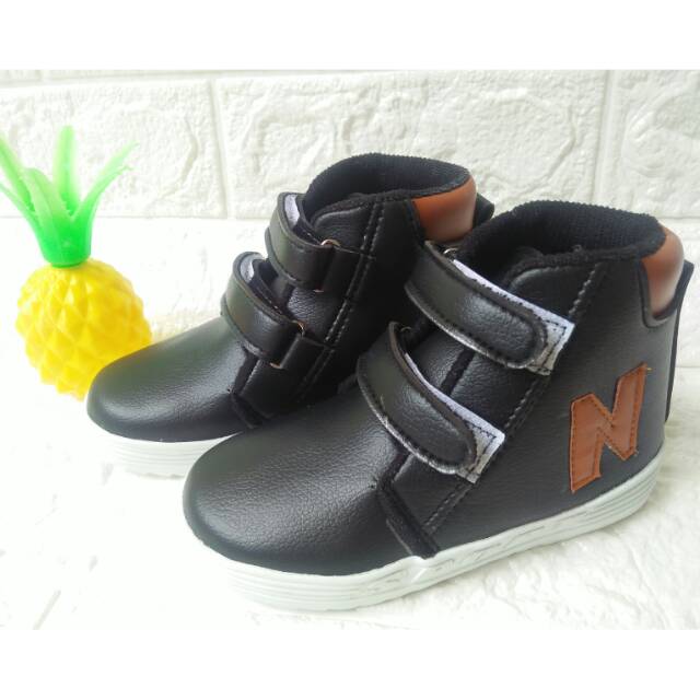 Sepatu boots anak laki laki